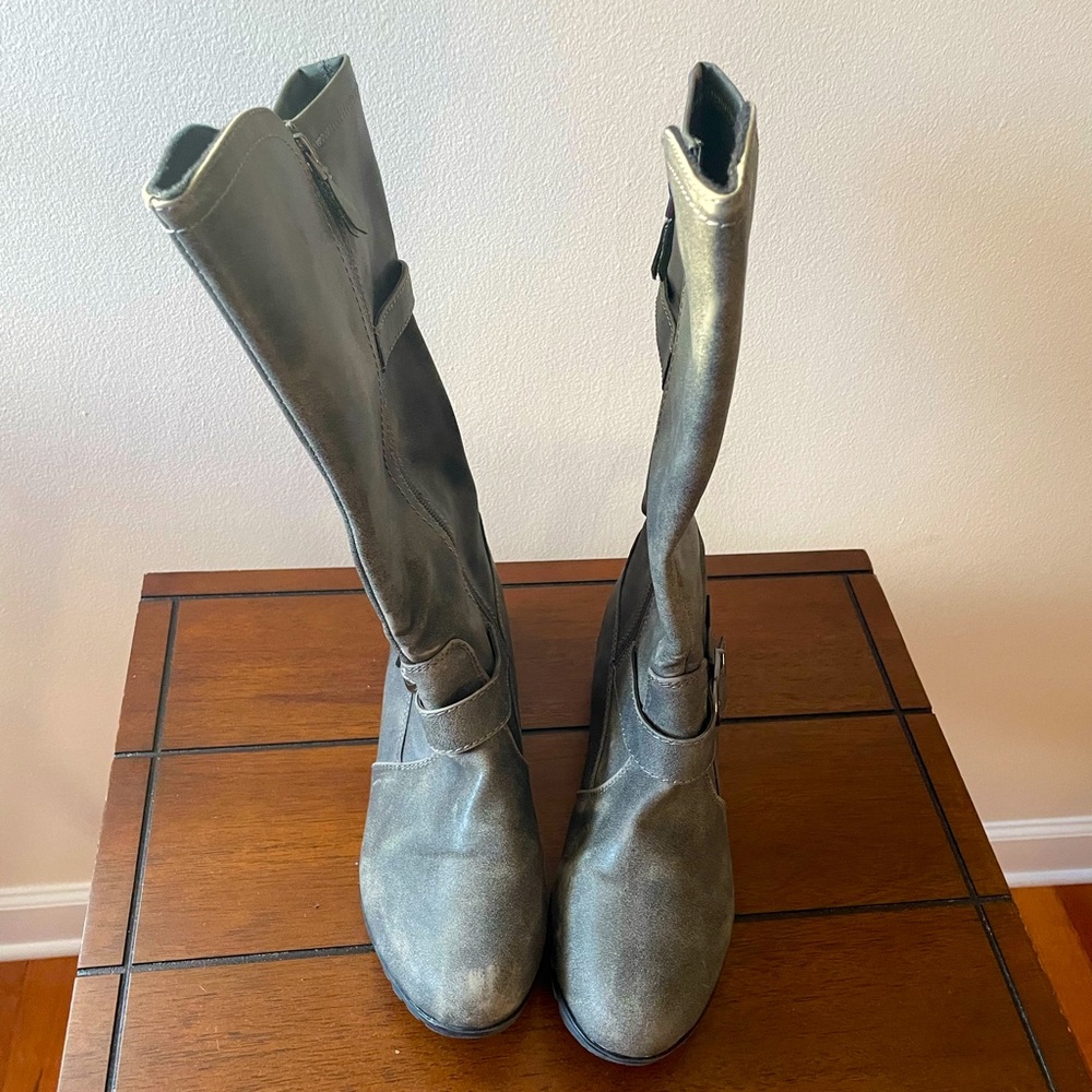 Sporto women’s knee high waterproof boots.
